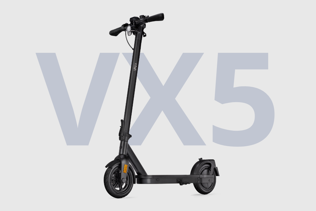 Der VMAX VX5 E-Scooter, freigestellt auf einem grauen Hintergrund mit dem Schriftzug "VX5".