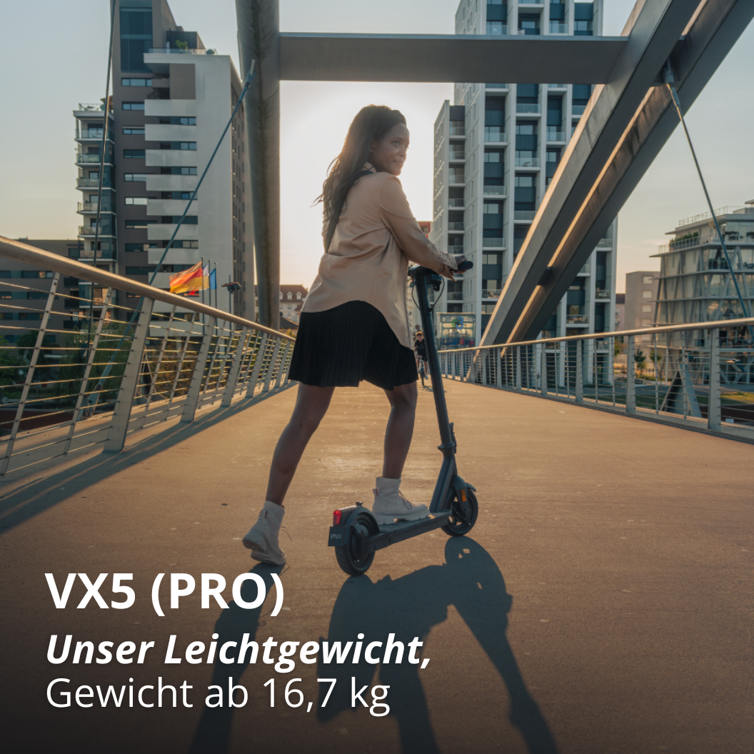 Frau auf VMAX VX5 PRO E-Scooter
