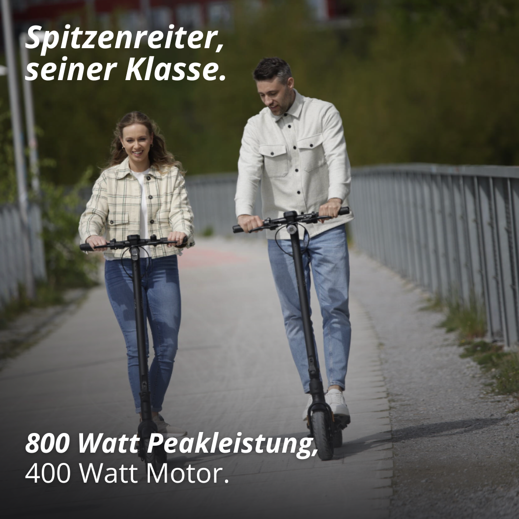 Ein Mann und eine Frau auf VMAX E-Scootern