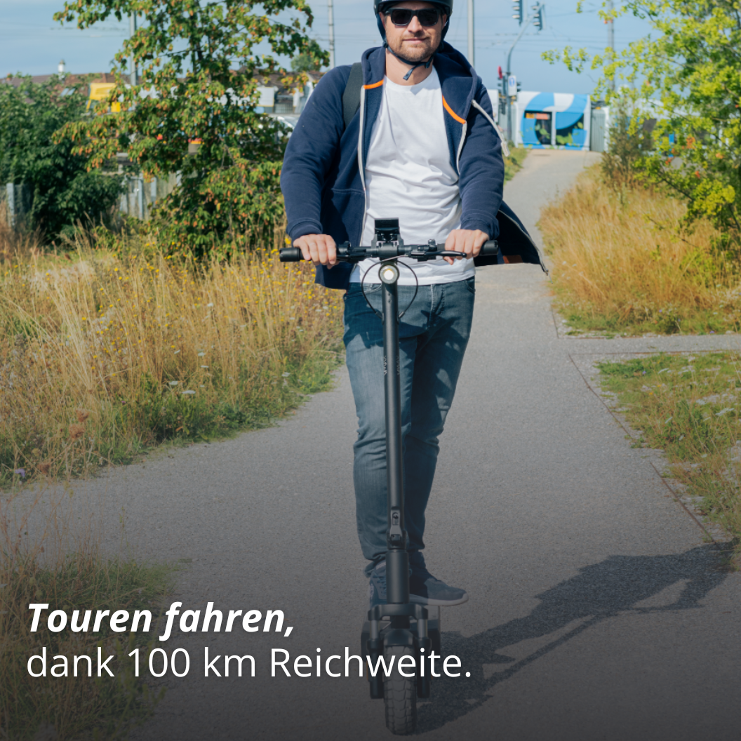 Mann auf VMAX E-Scooter mit Helm