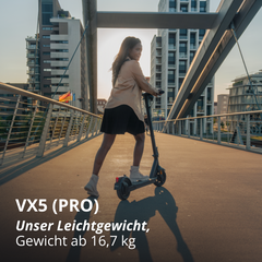 Frau auf VMAX VX5 PRO E-Scooter