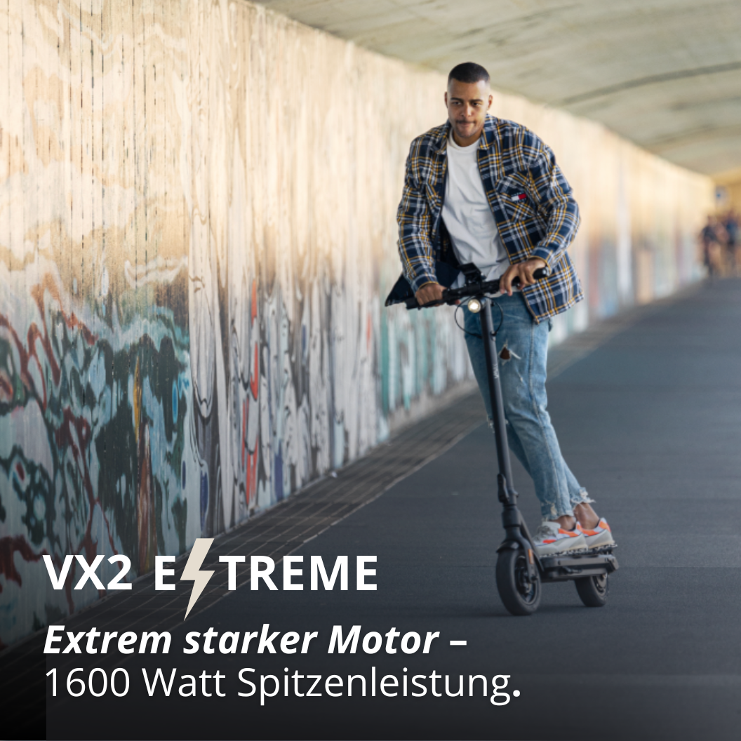 Mann auf VMAX VX2 EXTRME, E-Scooter mit 1600 Watt 