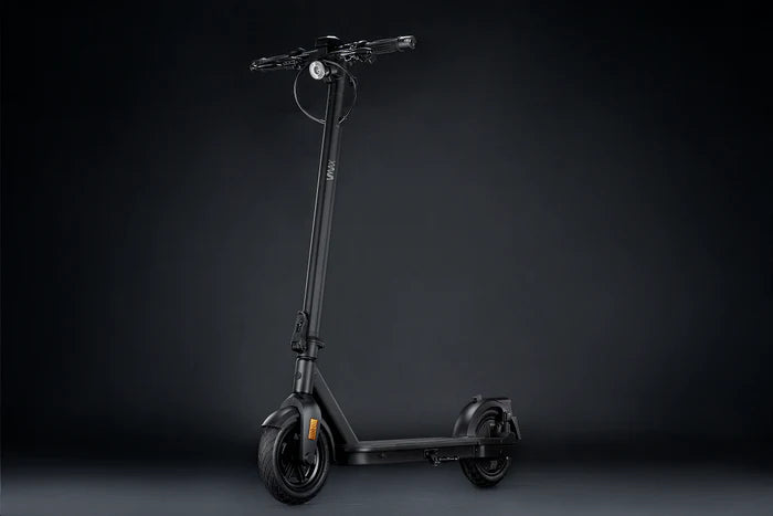 VMAX VX5 PRO E-Scooter vordere Seitenansicht links vor einem schwarzen Hintergrund